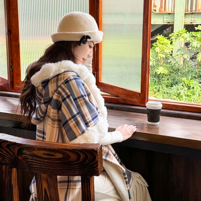 91家纺网 家纺一手货源 找家纺 （总）丹本家纺 2025新款仿羊绒大码流苏大毛领斗篷披肩外套连帽加绒加厚高档秋冬保暖格子大衣