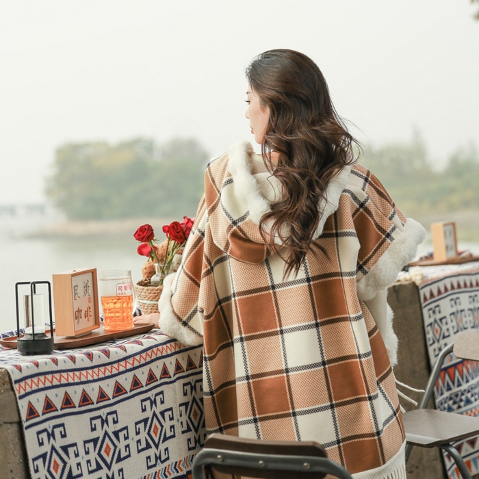 91家纺网 家纺一手货源 找家纺 丹本家纺 2025新款仿羊绒大码流苏大毛领斗篷披肩外套连帽加绒加厚高档秋冬保暖格子大衣 奶咖