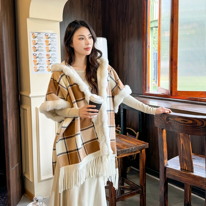 91家纺网 家纺一手货源 找家纺 丹本家纺 2025新款仿羊绒大码流苏大毛领斗篷披肩外套连帽加绒加厚高档秋冬保暖格子大衣 奶咖