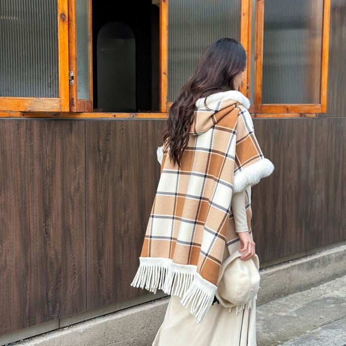 91家纺网 家纺一手货源 找家纺 丹本家纺 2025新款仿羊绒大码流苏大毛领斗篷披肩外套连帽加绒加厚高档秋冬保暖格子大衣 奶咖