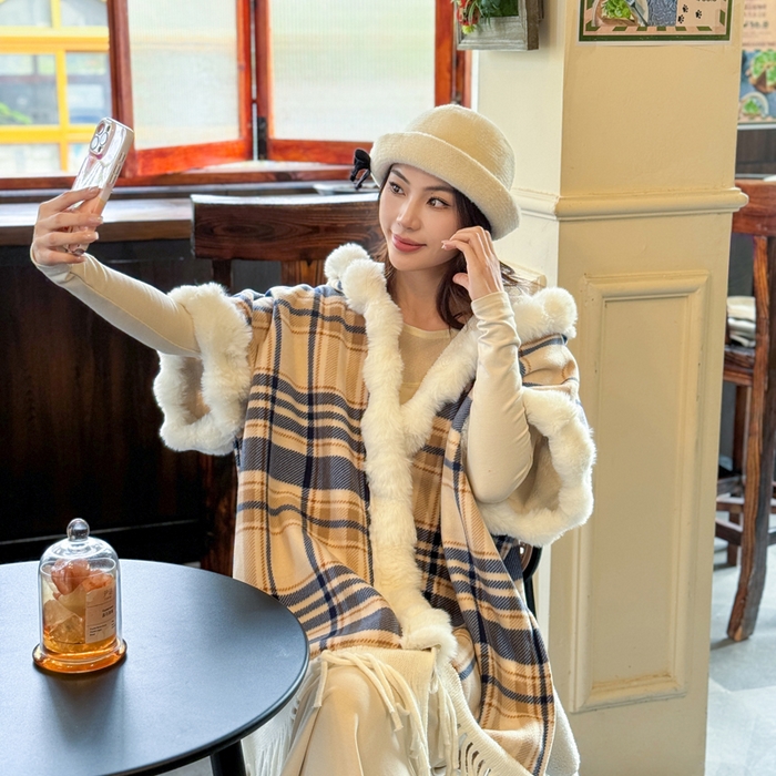 91家纺网 家纺一手货源 找家纺 （总）丹本家纺 2025新款仿羊绒大码流苏大毛领斗篷披肩外套连帽加绒加厚高档秋冬保暖格子大衣