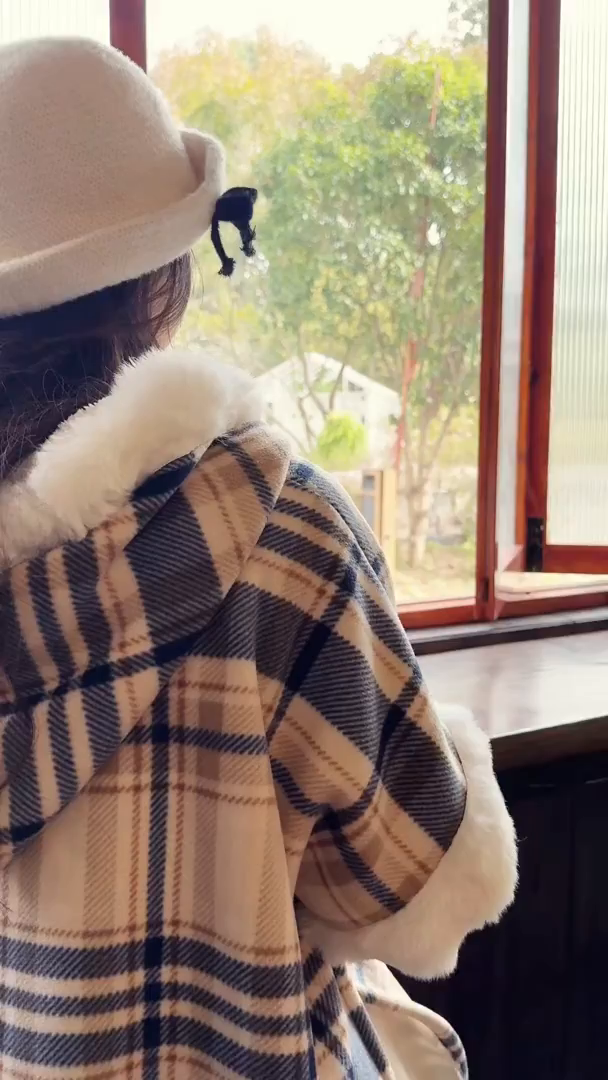 91家纺网 家纺一手货源 找家纺 丹本家纺 2025新款仿羊绒大码流苏大毛领斗篷披肩外套连帽加绒加厚高档秋冬保暖格子大衣 蓝咖