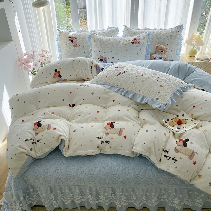 91家纺网 家纺一手货源 找家纺 （总）钰锦珀家纺 2025新款高克重牛奶绒蕾丝双层花边床盖四件套床盖三件套