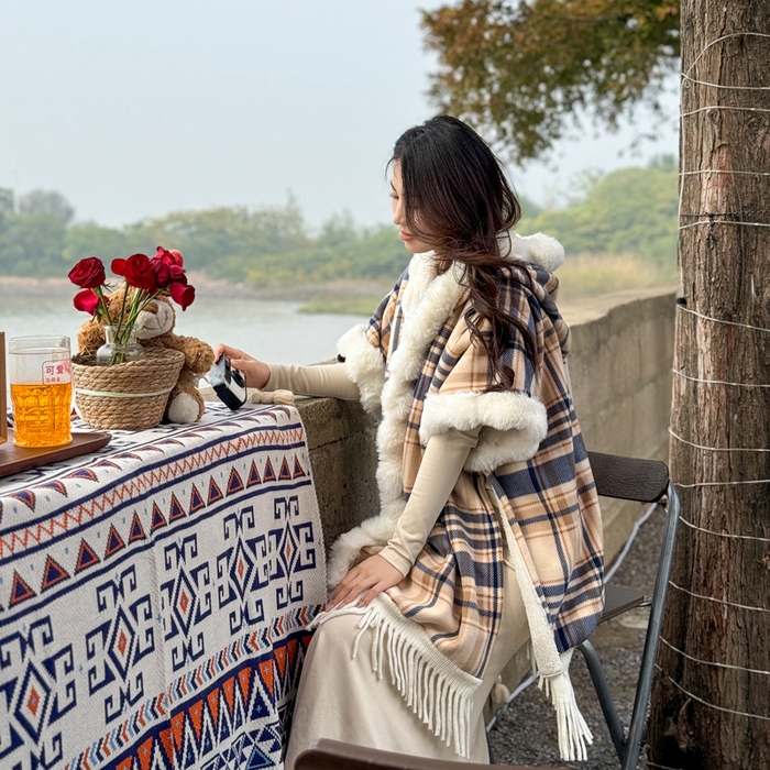 91家纺网 家纺一手货源 找家纺 （总）丹本家纺 2025新款仿羊绒大码流苏大毛领斗篷披肩外套连帽加绒加厚高档秋冬保暖格子大衣