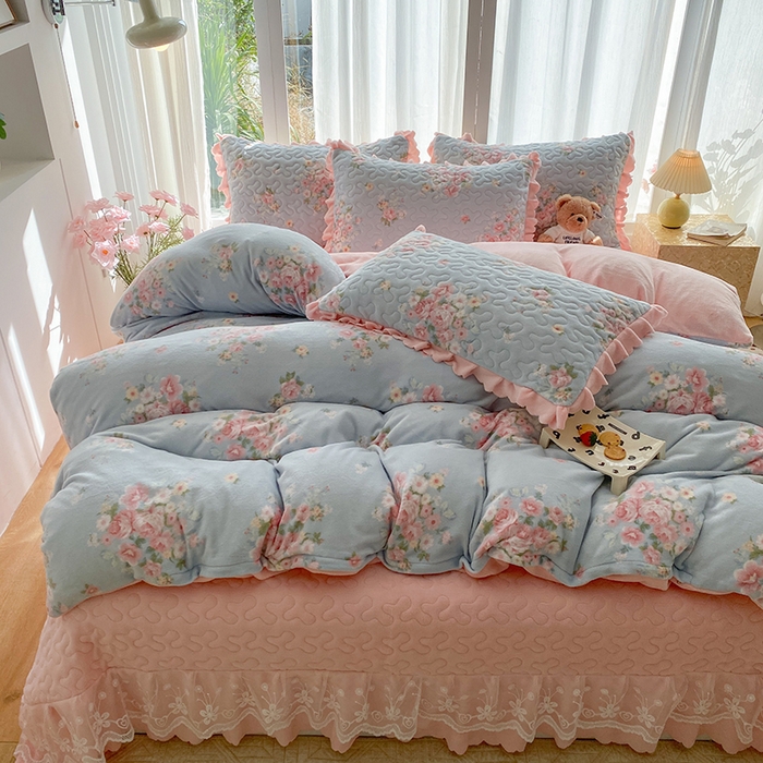 91家纺网 家纺一手货源 找家纺 （总）钰锦珀家纺 2025新款高克重牛奶绒蕾丝双层花边床盖四件套床盖三件套