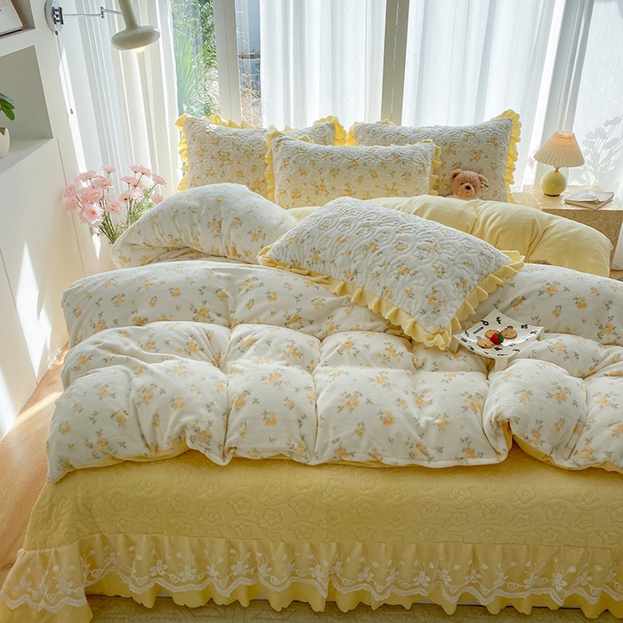 91家纺网 家纺一手货源 找家纺 钰锦珀家纺 2025新款高克重牛奶绒蕾丝双层花边床盖四件套床盖三件套 梨花落