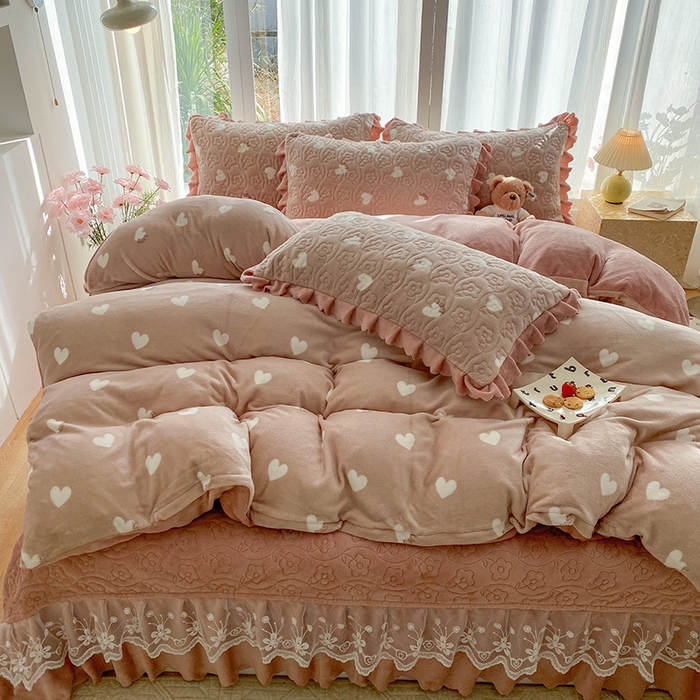 91家纺网 家纺一手货源 找家纺 （总）钰锦珀家纺 2025新款高克重牛奶绒蕾丝双层花边床盖四件套床盖三件套