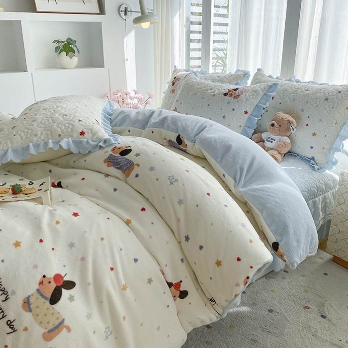 91家纺网 家纺一手货源 找家纺 钰锦珀家纺 2025新款高克重牛奶绒蕾丝双层花边床盖四件套床盖三件套 童趣星海