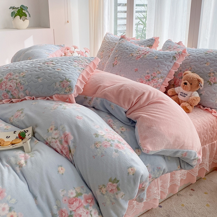 91家纺网 家纺一手货源 找家纺 钰锦珀家纺 2025新款高克重牛奶绒蕾丝双层花边床盖四件套床盖三件套 柔情花梦