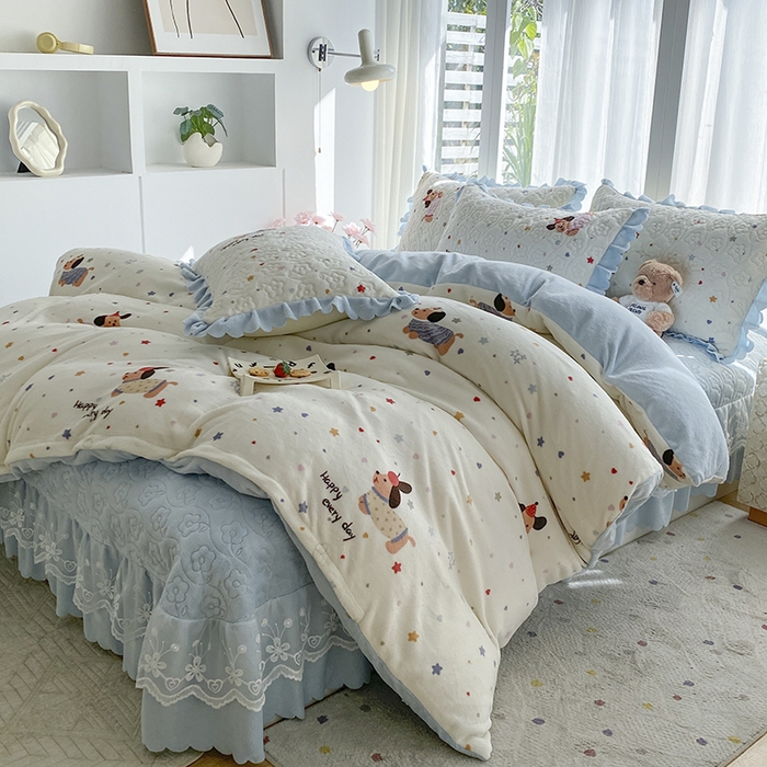 91家纺网 家纺一手货源 找家纺 钰锦珀家纺 2025新款高克重牛奶绒蕾丝双层花边床盖四件套床盖三件套 童趣星海