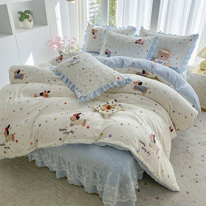 91家纺网 家纺一手货源 找家纺 钰锦珀家纺 2025新款高克重牛奶绒蕾丝双层花边床盖四件套床盖三件套 童趣星海