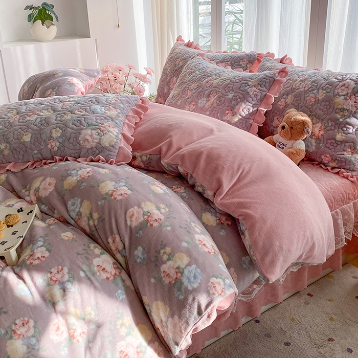 91家纺网 家纺一手货源 找家纺 钰锦珀家纺 2025新款高克重牛奶绒蕾丝双层花边床盖四件套床盖三件套 春语