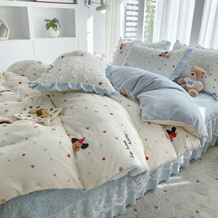 91家纺网 家纺一手货源 找家纺 钰锦珀家纺 2025新款高克重牛奶绒蕾丝双层花边床盖四件套床盖三件套 童趣星海