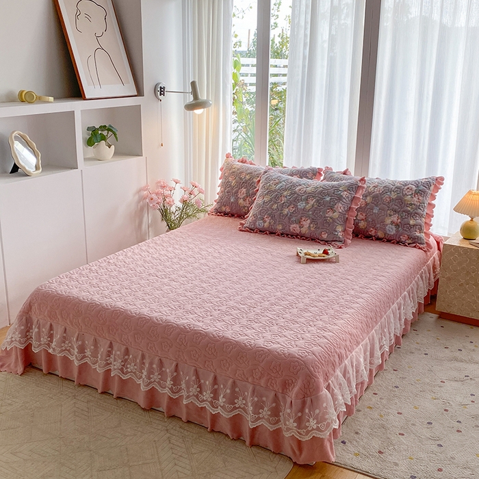 91家纺网 家纺一手货源 找家纺 钰锦珀家纺 2025新款高克重牛奶绒蕾丝双层花边床盖四件套床盖三件套 春语