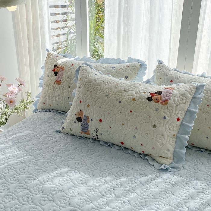 91家纺网 家纺一手货源 找家纺 钰锦珀家纺 2025新款高克重牛奶绒蕾丝双层花边床盖四件套床盖三件套 童趣星海