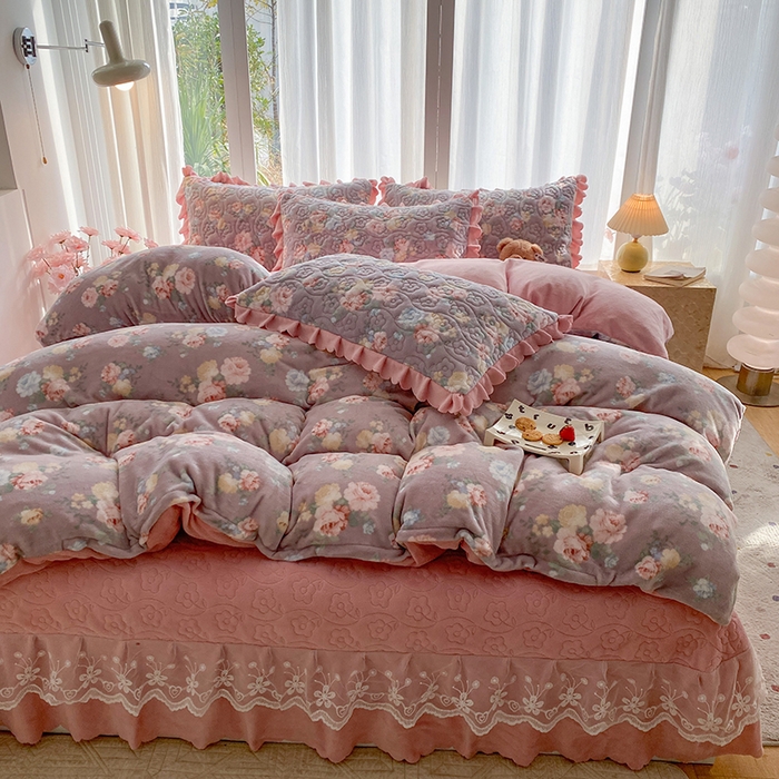 91家纺网 家纺一手货源 找家纺 钰锦珀家纺 2025新款高克重牛奶绒蕾丝双层花边床盖四件套床盖三件套 春语