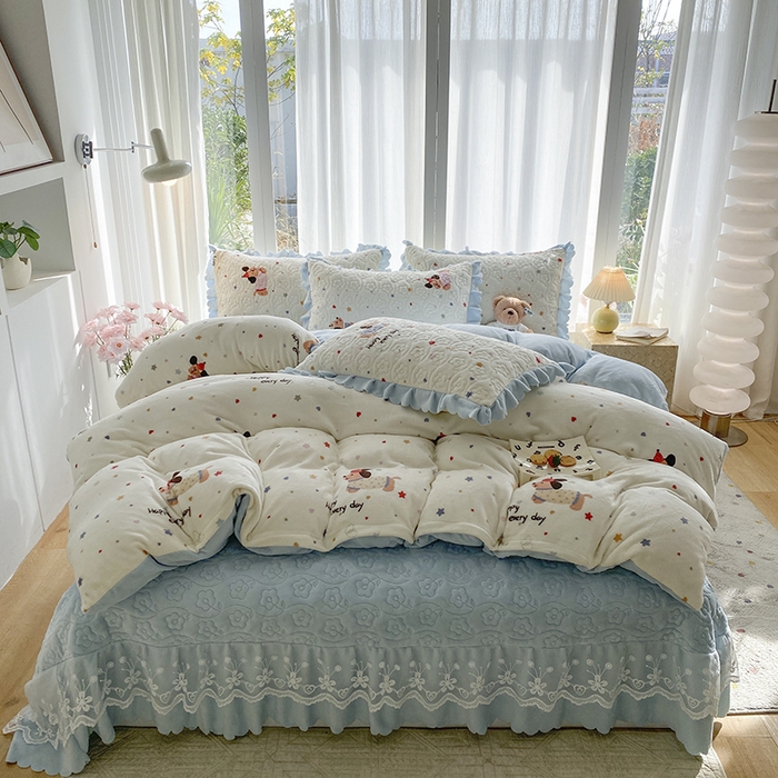 91家纺网 家纺一手货源 找家纺 钰锦珀家纺 2025新款高克重牛奶绒蕾丝双层花边床盖四件套床盖三件套 童趣星海