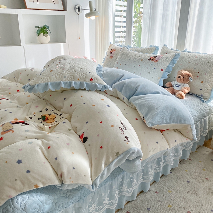 91家纺网 家纺一手货源 找家纺 钰锦珀家纺 2025新款高克重牛奶绒蕾丝双层花边床盖四件套床盖三件套 童趣星海