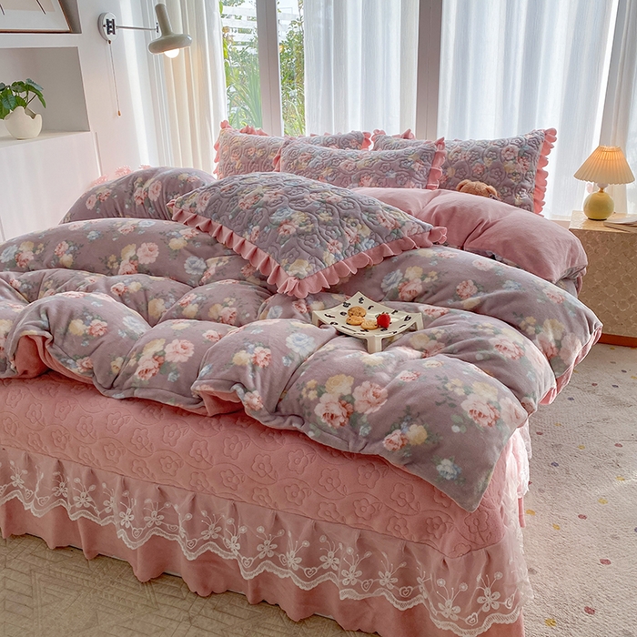 91家纺网 家纺一手货源 找家纺 钰锦珀家纺 2025新款高克重牛奶绒蕾丝双层花边床盖四件套床盖三件套 春语