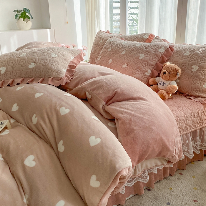 91家纺网 家纺一手货源 找家纺 钰锦珀家纺 2025新款高克重牛奶绒蕾丝双层花边床盖四件套床盖三件套 心心相印