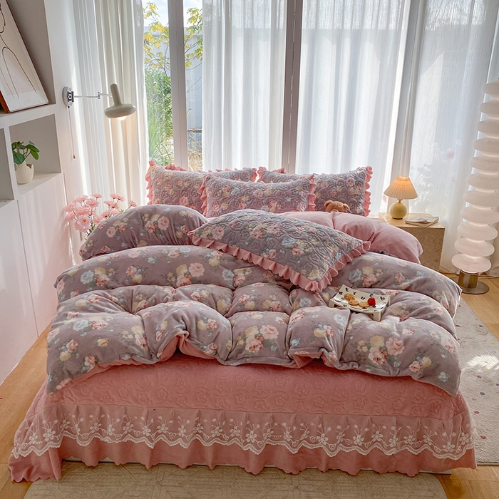 91家纺网 家纺一手货源 找家纺 钰锦珀家纺 2025新款高克重牛奶绒蕾丝双层花边床盖四件套床盖三件套 春语