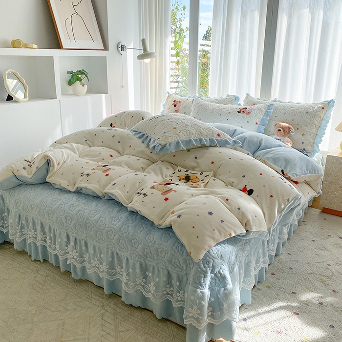 91家纺网 家纺一手货源 找家纺 钰锦珀家纺 2025新款高克重牛奶绒蕾丝双层花边床盖四件套床盖三件套 童趣星海