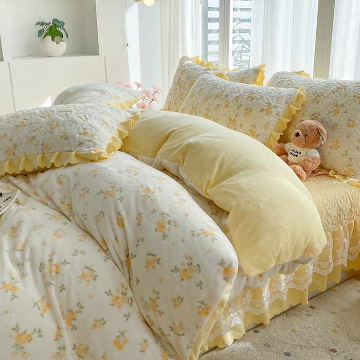 91家纺网 家纺一手货源 找家纺 钰锦珀家纺 2025新款高克重牛奶绒蕾丝双层花边床盖四件套床盖三件套 梨花落