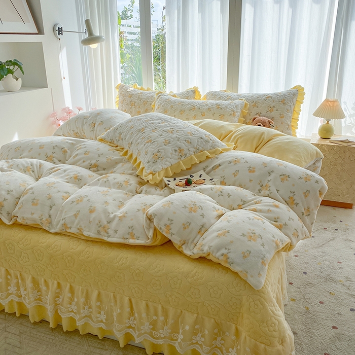 91家纺网 家纺一手货源 找家纺 钰锦珀家纺 2025新款高克重牛奶绒蕾丝双层花边床盖四件套床盖三件套 梨花落