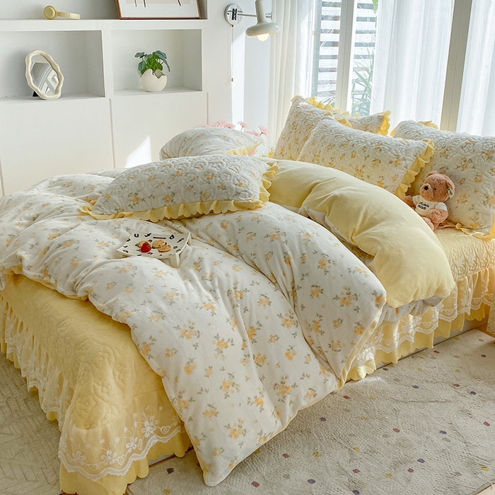 91家纺网 家纺一手货源 找家纺 钰锦珀家纺 2025新款高克重牛奶绒蕾丝双层花边床盖四件套床盖三件套 梨花落