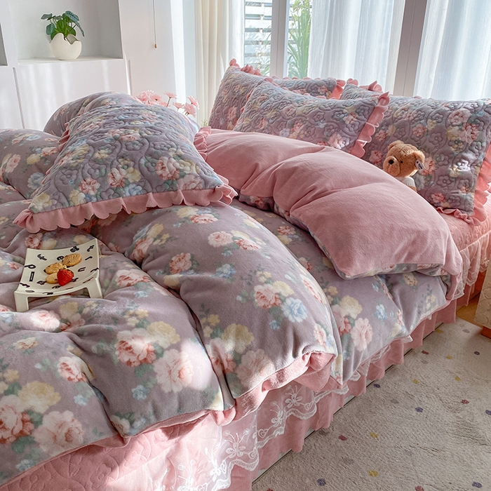 91家纺网 家纺一手货源 找家纺 钰锦珀家纺 2025新款高克重牛奶绒蕾丝双层花边床盖四件套床盖三件套 春语