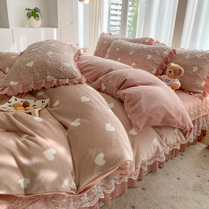 91家纺网 家纺一手货源 找家纺 钰锦珀家纺 2025新款高克重牛奶绒蕾丝双层花边床盖四件套床盖三件套 心心相印