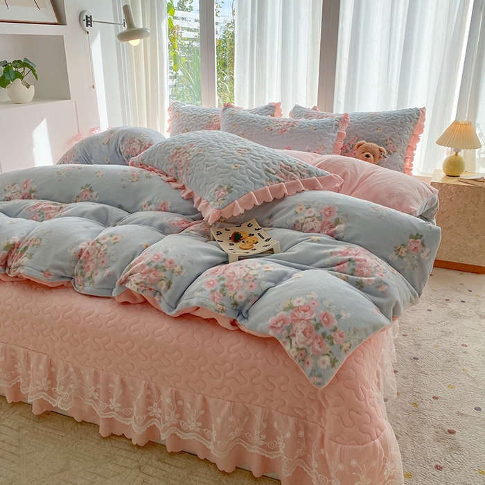 91家纺网 家纺一手货源 找家纺 钰锦珀家纺 2025新款高克重牛奶绒蕾丝双层花边床盖四件套床盖三件套 柔情花梦