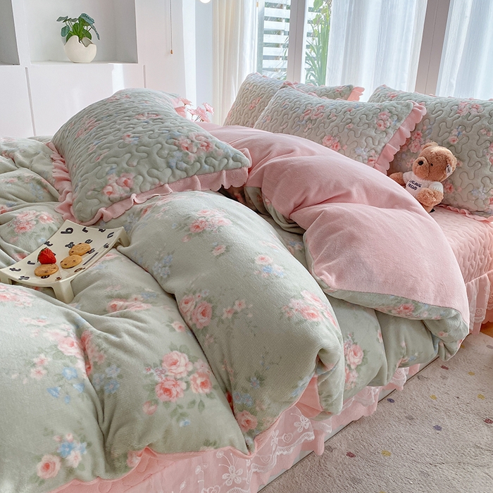 91家纺网 家纺一手货源 找家纺 钰锦珀家纺 2025新款高克重牛奶绒蕾丝双层花边床盖四件套床盖三件套 沐熙花