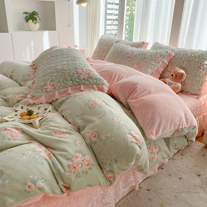 91家纺网 家纺一手货源 找家纺 钰锦珀家纺 2025新款高克重牛奶绒蕾丝双层花边床盖四件套床盖三件套 沐熙花