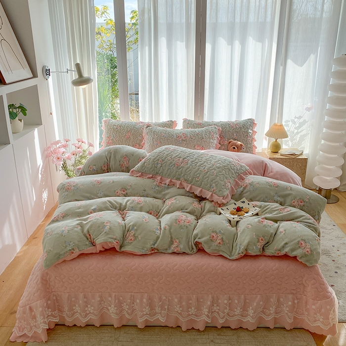 91家纺网 家纺一手货源 找家纺 钰锦珀家纺 2025新款高克重牛奶绒蕾丝双层花边床盖四件套床盖三件套 沐熙花