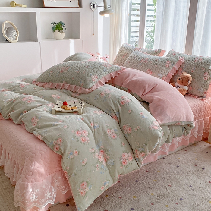 91家纺网 家纺一手货源 找家纺 钰锦珀家纺 2025新款高克重牛奶绒蕾丝双层花边床盖四件套床盖三件套 沐熙花