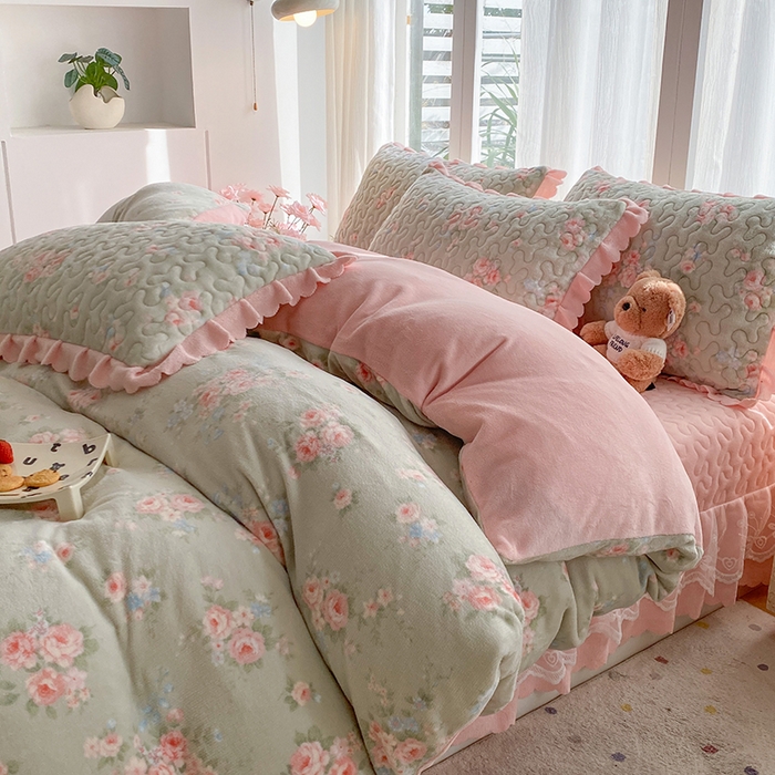 91家纺网 家纺一手货源 找家纺 钰锦珀家纺 2025新款高克重牛奶绒蕾丝双层花边床盖四件套床盖三件套 沐熙花