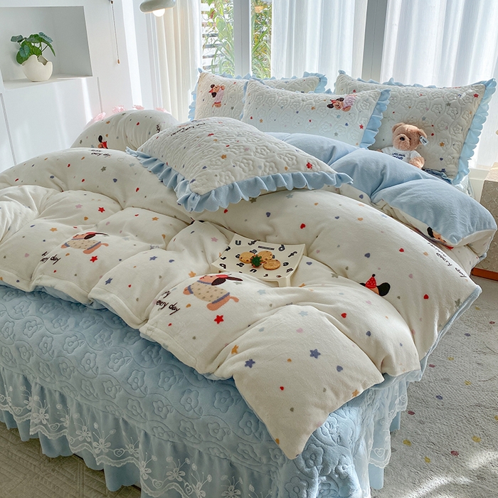 91家纺网 家纺一手货源 找家纺 钰锦珀家纺 2025新款高克重牛奶绒蕾丝双层花边床盖四件套床盖三件套 童趣星海