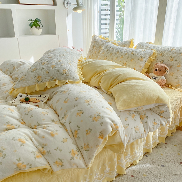 91家纺网 家纺一手货源 找家纺 钰锦珀家纺 2025新款高克重牛奶绒蕾丝双层花边床盖四件套床盖三件套 梨花落