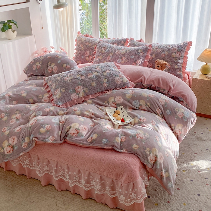 91家纺网 家纺一手货源 找家纺 钰锦珀家纺 2025新款高克重牛奶绒蕾丝双层花边床盖四件套床盖三件套 春语