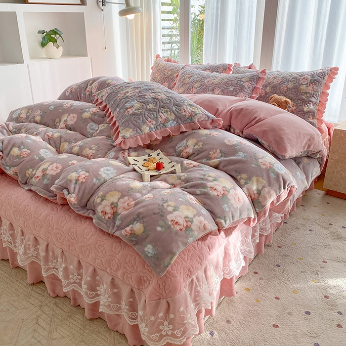 91家纺网 家纺一手货源 找家纺 钰锦珀家纺 2025新款高克重牛奶绒蕾丝双层花边床盖四件套床盖三件套 春语