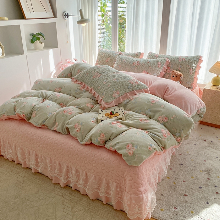 91家纺网 家纺一手货源 找家纺 钰锦珀家纺 2025新款高克重牛奶绒蕾丝双层花边床盖四件套床盖三件套 沐熙花