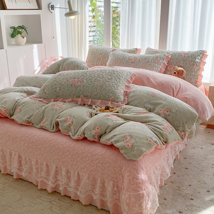 91家纺网 家纺一手货源 找家纺 钰锦珀家纺 2025新款高克重牛奶绒蕾丝双层花边床盖四件套床盖三件套 沐熙花