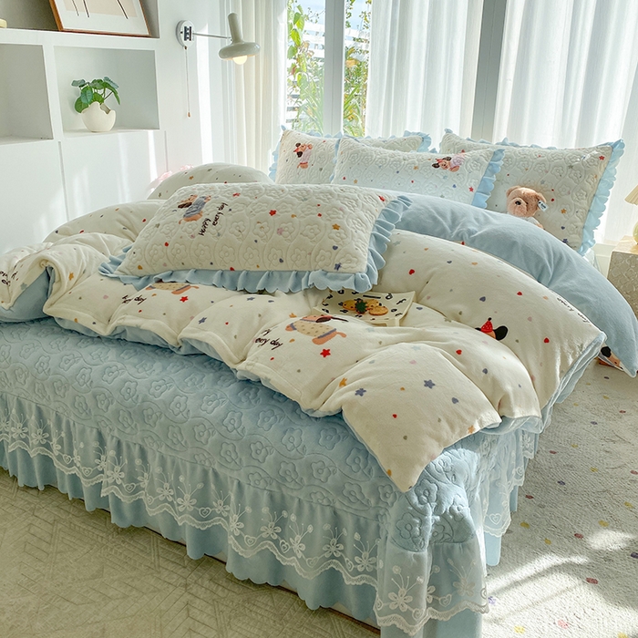 91家纺网 家纺一手货源 找家纺 钰锦珀家纺 2025新款高克重牛奶绒蕾丝双层花边床盖四件套床盖三件套 童趣星海