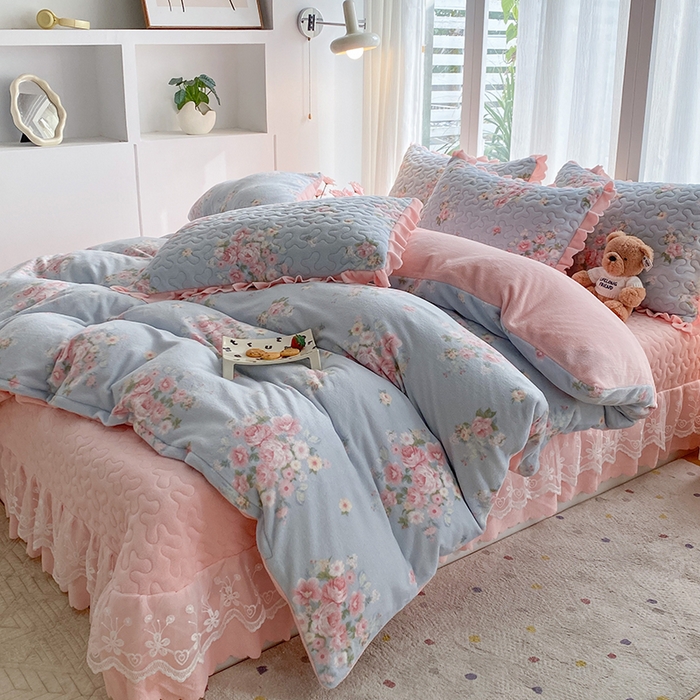 91家纺网 家纺一手货源 找家纺 钰锦珀家纺 2025新款高克重牛奶绒蕾丝双层花边床盖四件套床盖三件套 柔情花梦