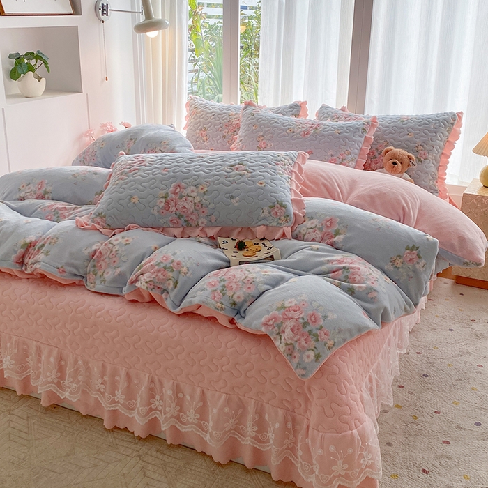 91家纺网 家纺一手货源 找家纺 钰锦珀家纺 2025新款高克重牛奶绒蕾丝双层花边床盖四件套床盖三件套 柔情花梦