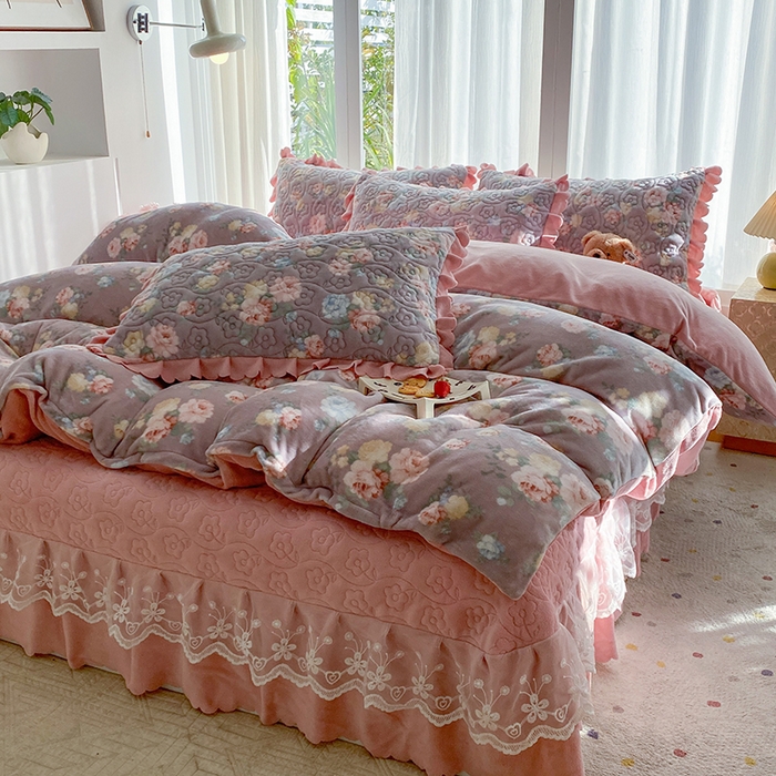 91家纺网 家纺一手货源 找家纺 钰锦珀家纺 2025新款高克重牛奶绒蕾丝双层花边床盖四件套床盖三件套 春语