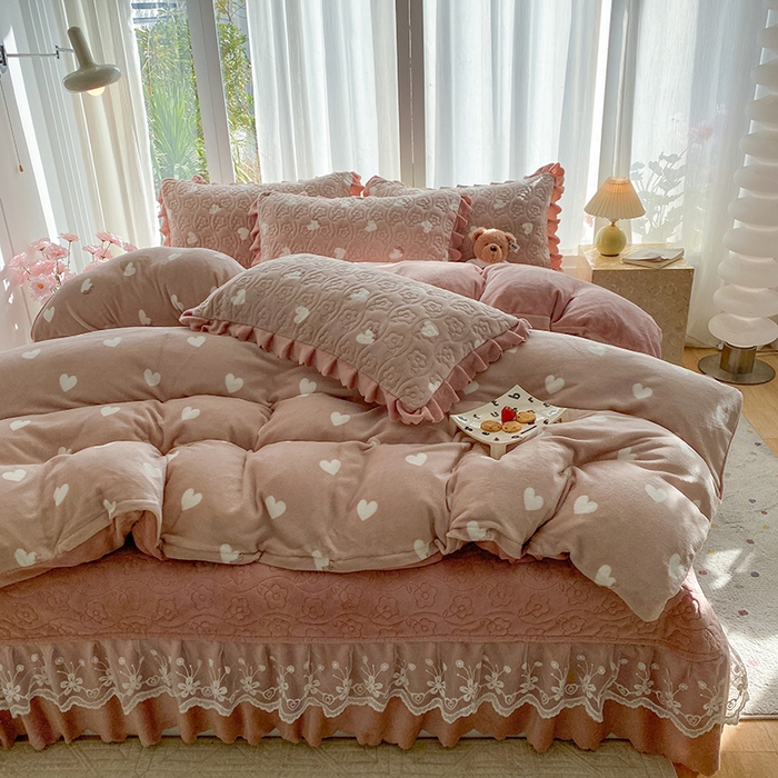 91家纺网 家纺一手货源 找家纺 钰锦珀家纺 2025新款高克重牛奶绒蕾丝双层花边床盖四件套床盖三件套 心心相印