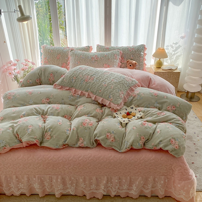 91家纺网 家纺一手货源 找家纺 钰锦珀家纺 2025新款高克重牛奶绒蕾丝双层花边床盖四件套床盖三件套 沐熙花