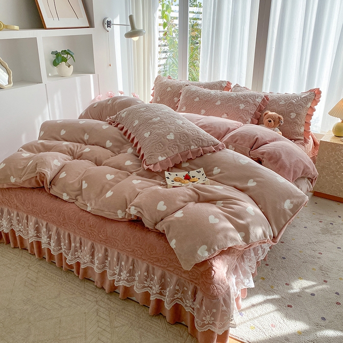 91家纺网 家纺一手货源 找家纺 钰锦珀家纺 2025新款高克重牛奶绒蕾丝双层花边床盖四件套床盖三件套 心心相印